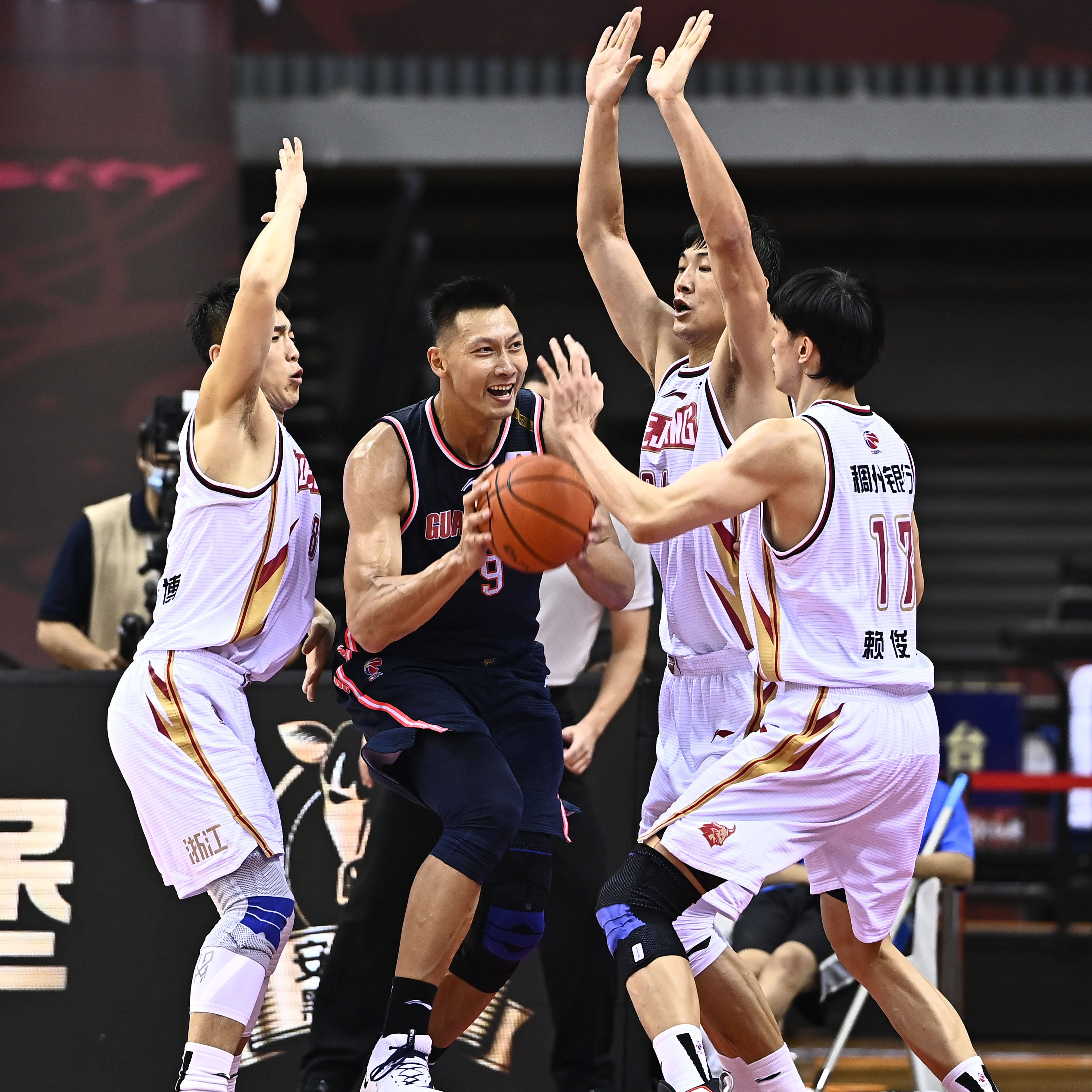 欧博体育平台 -风云突变！新疆广汇赛后完成体检；CBA常规赛版图或变；气氛紧张；临场指挥获称赞 