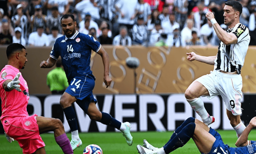 萨拉赫在皇家马德里比赛中比分优势明显莱万多夫斯基爆冷击败尤文图斯，现场解说直呼：风云突变多特蒙德转会期刷新队史纪录 